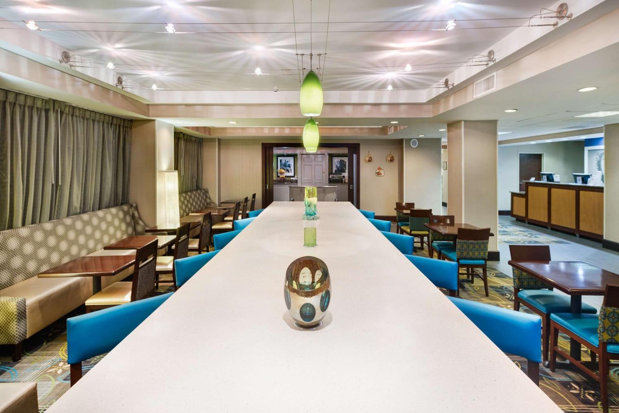 亚特兰大佩利梅特中心希尔顿恒庭酒店 桑迪斯普林斯 外观 照片